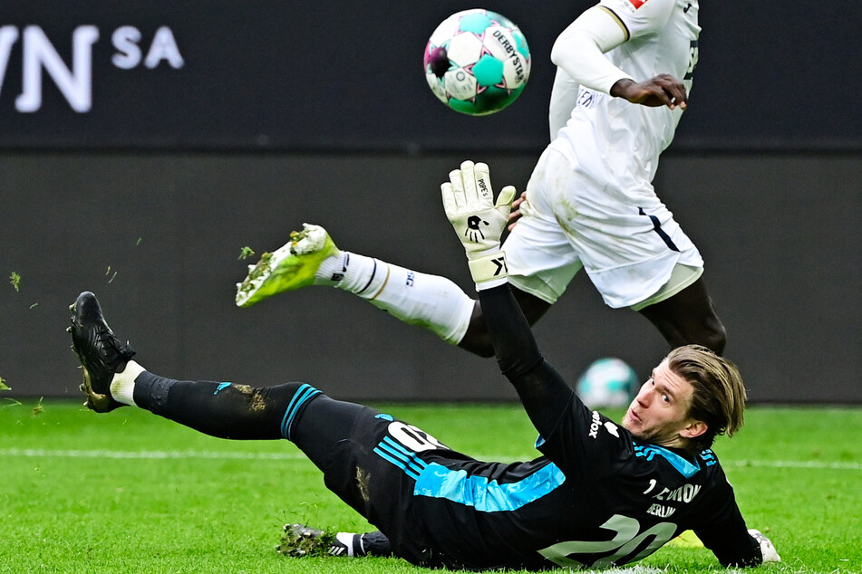 Loris Karius (liegend) vereitelt gegen Hoffenheim Ilhas Bebou die nächste Großchance. Der 27-Jährige muss gegen Arminia Bielefeld wohl wieder auf die Bank.