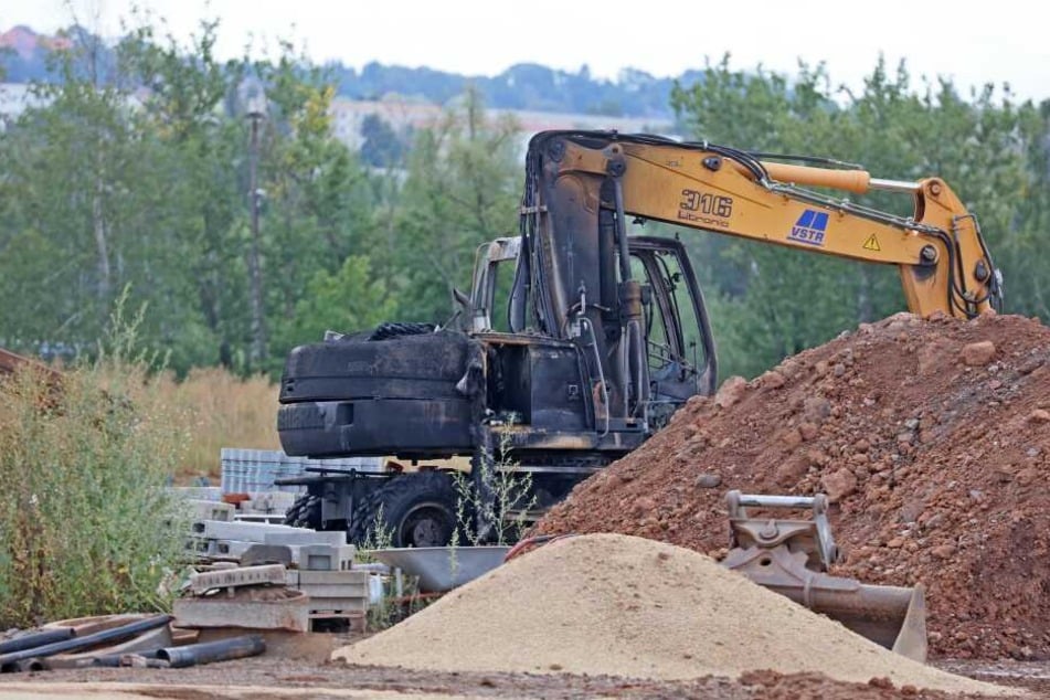 Ein Radbagger brannte auf der JVA-Baustelle aus.