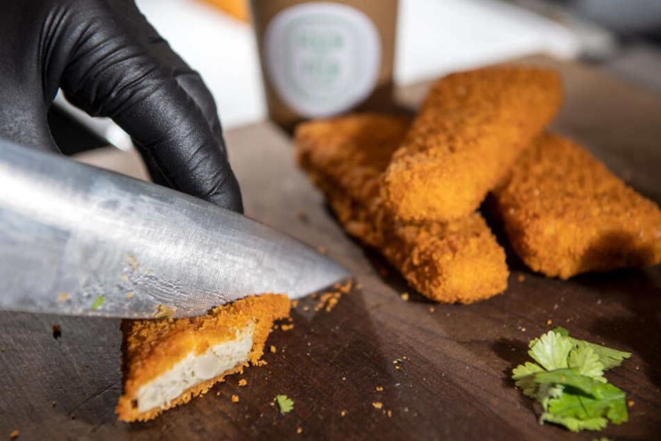 Sehen nach Fisch aus, doch diese Stäbchen sind vegan.
