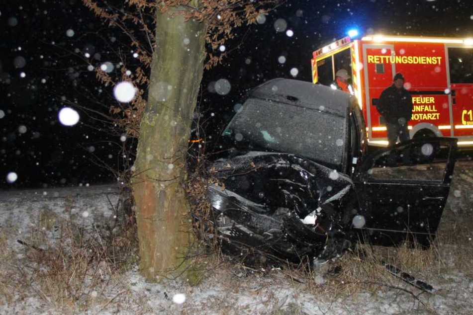 Der Wagen wurde bei dem Crash gegen den Baum komplett zerstört.