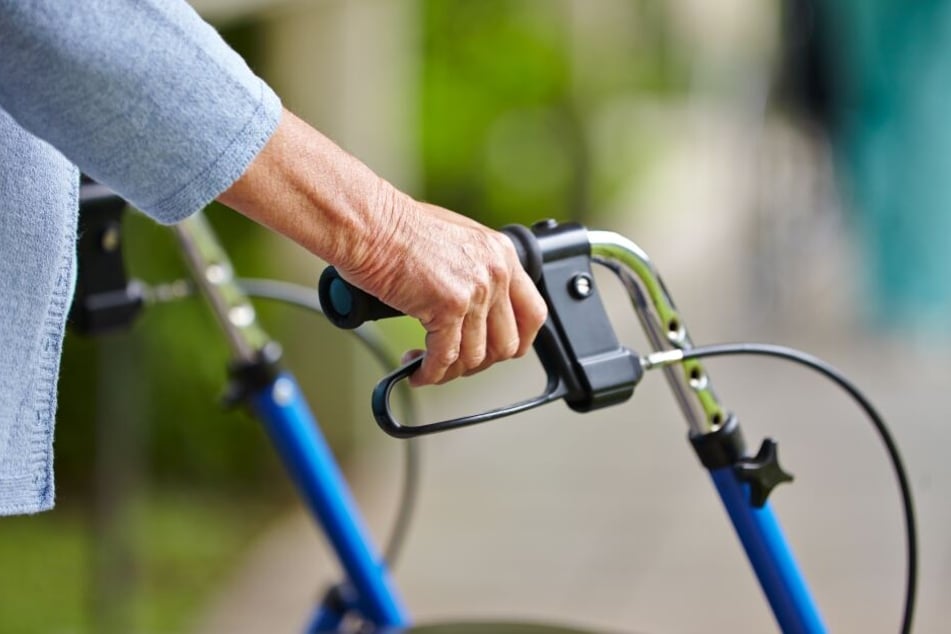 Die pflegebedürftige Seniorin (74) soll Beihilfe zum Betrug mit Pflegeleistungen geleistet haben (Symbolbild).
