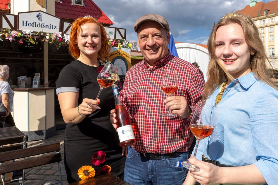 Die Frostausfälle können die Vorfreude nicht trüben: Weinprinzessin Sabine Leonhardt (40), Hoflößnitz-Chef Jörg Hahn (62) und Weinkönigin Alona Chesnok (24, v.l.).