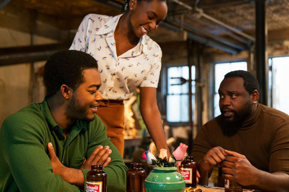 Fonny (l., Stephan James), Tish (M., Kiki Layne) und Danile Carty (Brian Tyree Henry) beim Essen und dem Austausch harter Lebenserfahrungen.