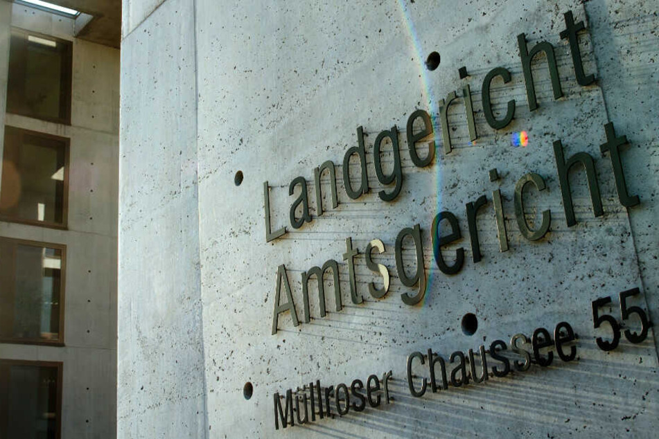 Drei Frauen müssen sich wegen versuchten Mordes vor dem Landgericht verantworten.