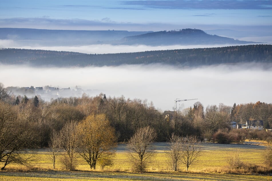 In den kalten Tälern des Erzgebirges hielt sich der Nebel, während auf den Bergen die Sonne strahlte.
