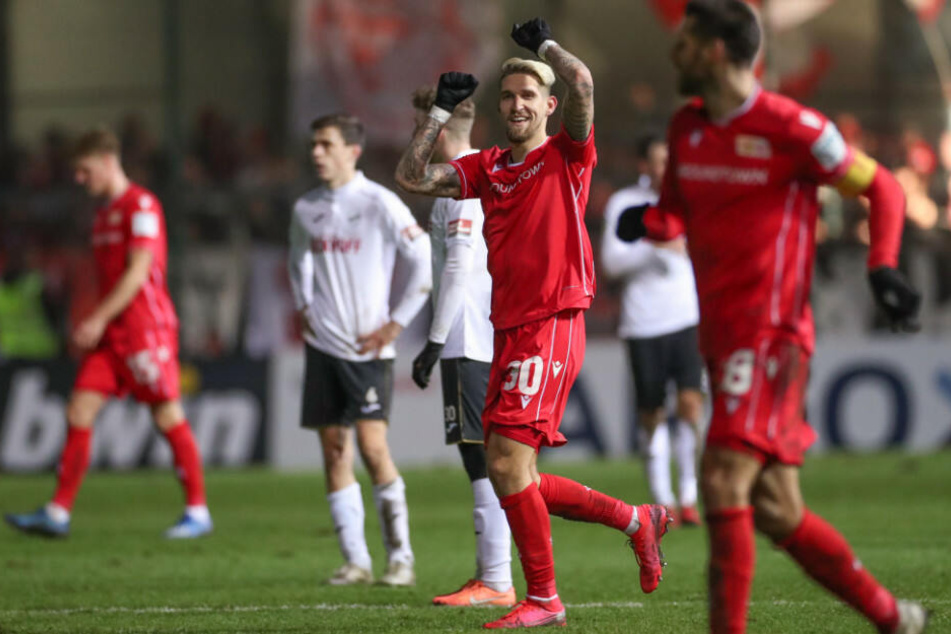 Union-Torschütze Robert Andrich (m) feiert seinen Treffer zum 0:1.
