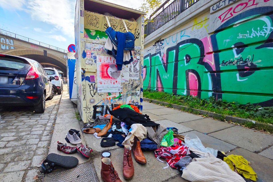 Schuhe und diverse Kleidungsstücke am Standort Eschenstraße (Neustadt): Eigentlich sind für die Säuberung der Container die Betreiber der Gebietslose zuständig.