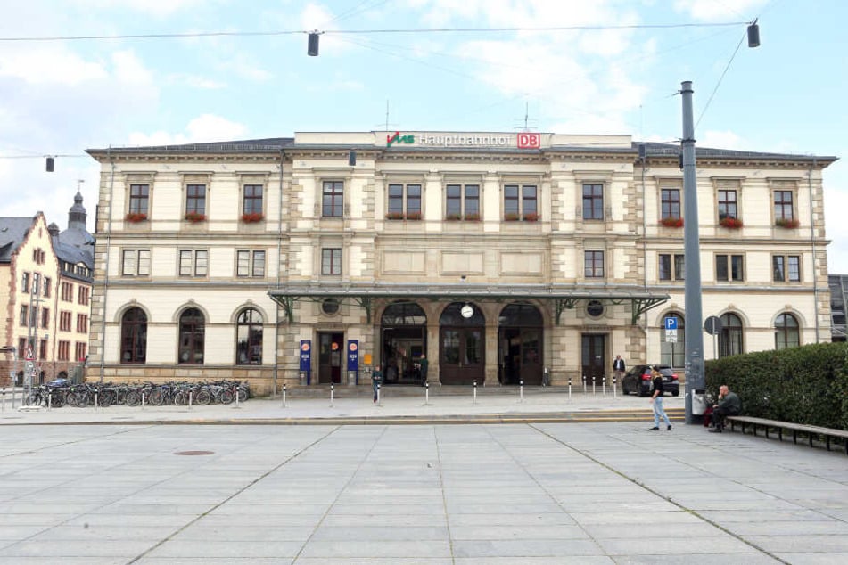 Nachdem sie am Chemnitzer Hauptbahnhof Reisende verbal belästigt hat, ist eine Frau am Montag festgenommen worden. (Symbolbild)