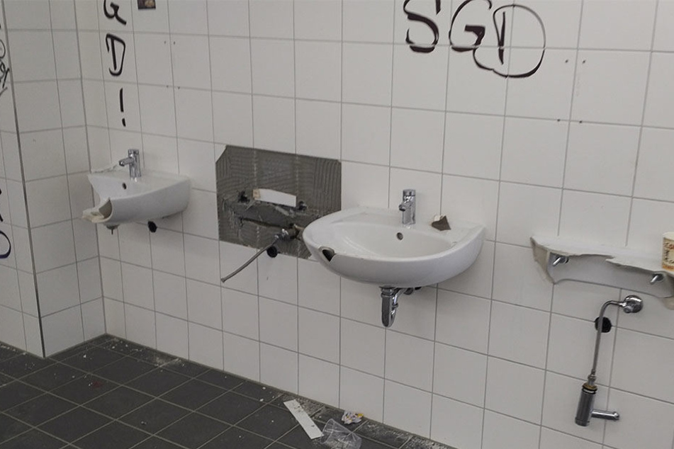 Toilettenschüsseln wurde demoliert. Die Ultras Dynamo
und Red Kaos aus Zwickau verewigten sich an den Wänden