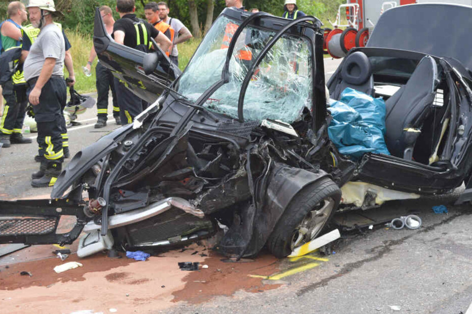 Der Smart der 64-jährigen Fahrerin wurde durch die Wucht des Zusammenstoßes komplett zerstört.