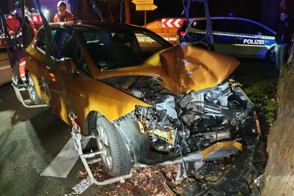 Ein Auto ist auf der Ortsverbindung zwischen Siethen und Jütchendorf gegen einen Baum gekracht.
