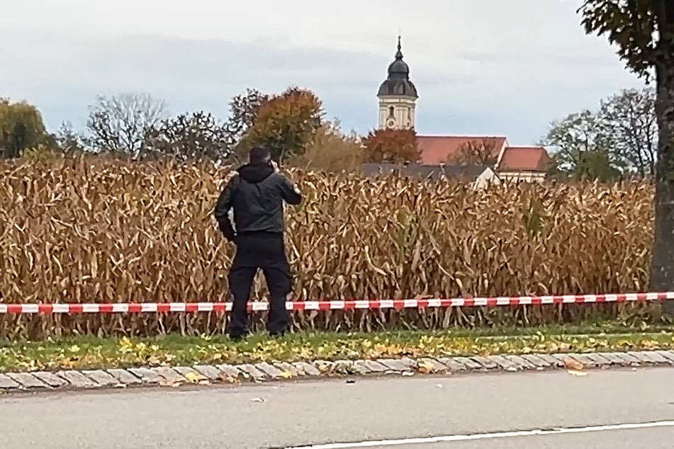 Ein Polizist in Zivil steht am abgesperrten Gelände in Erding.