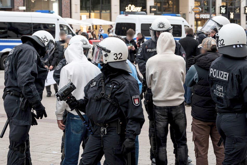 Nach Randale in Hamburger Innenstadt: Polizei identifiziert Tatverdächtige und sucht Zeugen