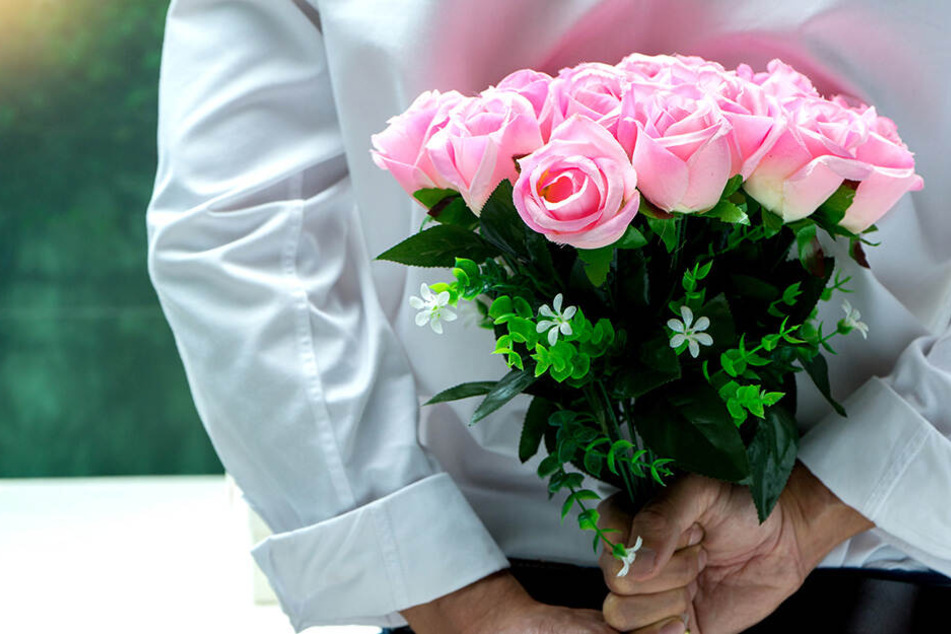 Der Mann durfte die Rose noch übergeben, dann bekam er einen Platzverweis erteilt. (Symbolbild)