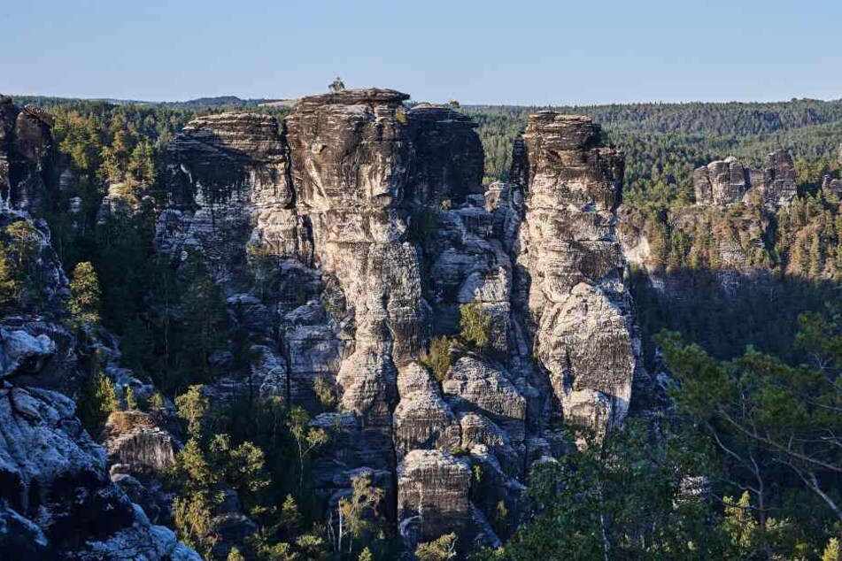 Die Gansfelsen gegenüber der berühmten Basteibrücke, rechts, vorn der etwas abgesetzte Felsen ist der "Vordere Gansfelsen".