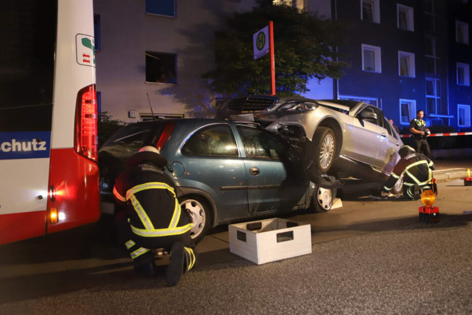 Die Feuerwehr sichert die Unfallstelle in Hamburg-Harburg.