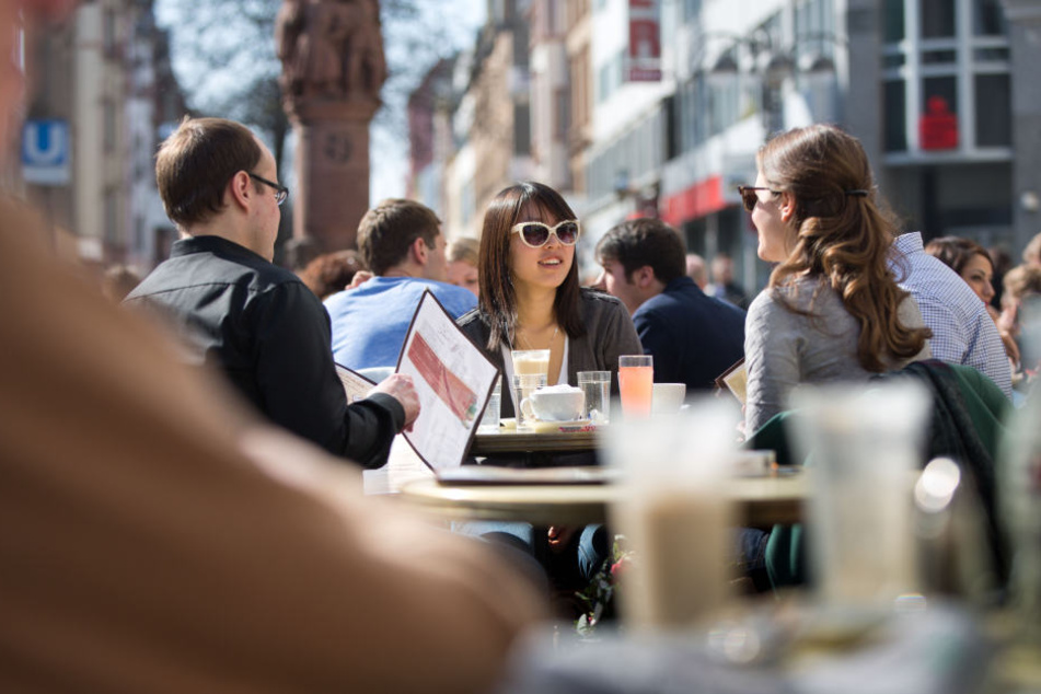 Für Straßencafés müssen Gastronomen tief in die Tasche greifen.