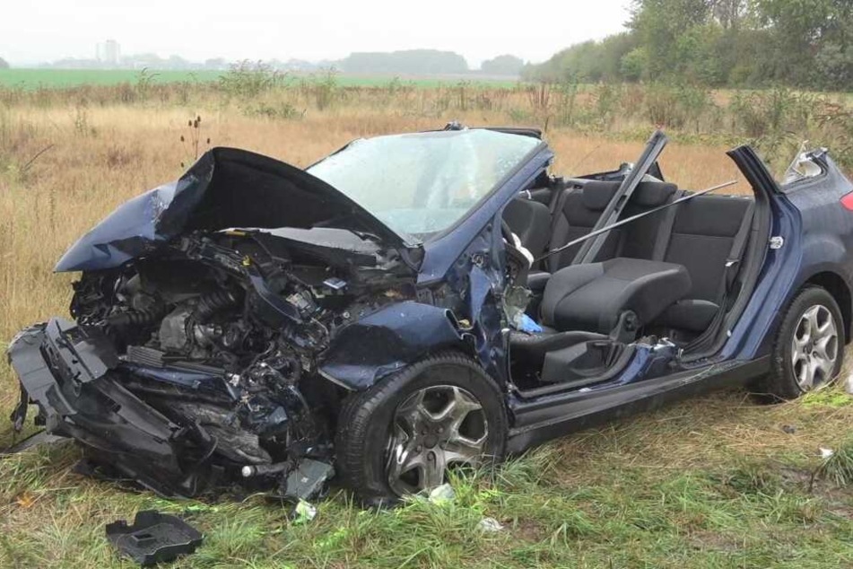 Schwerer Crash: Feuerwehr rettet zwei Frauen das Leben