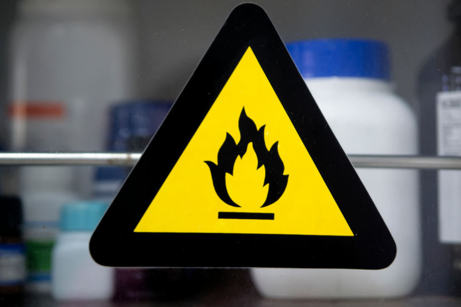 Mehrere Liter gefährliche Chemikalien fand man in der Wohnung des Studenten. (Symbolbild)