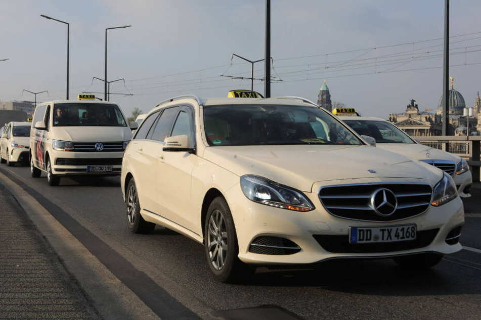 Die Taxen fuhren in einem Autokorso durch Dresden.