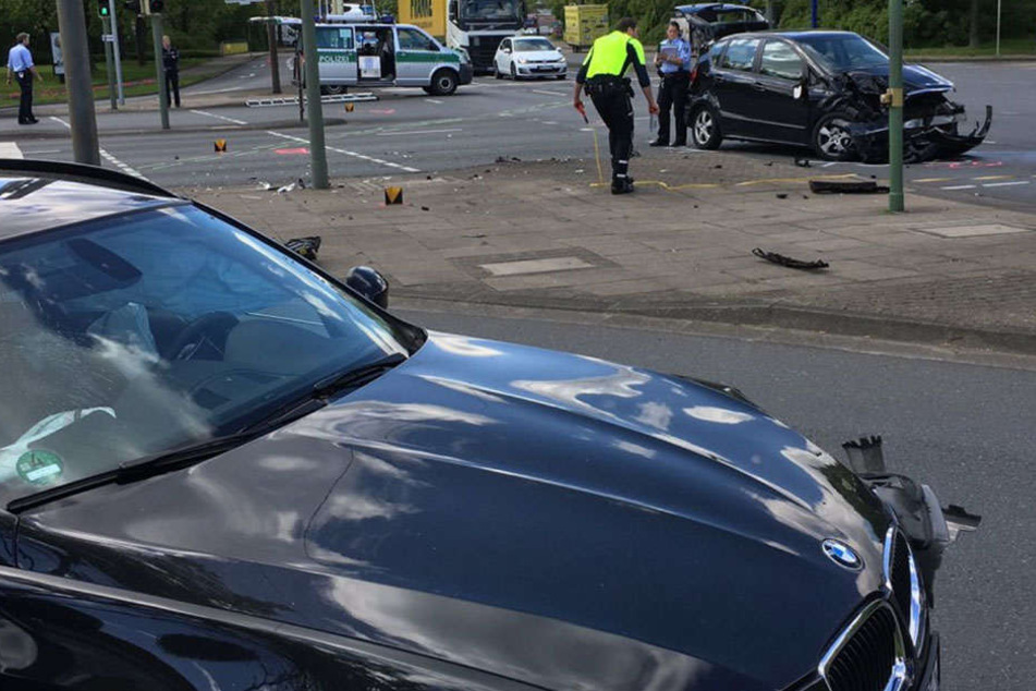 Während der Unfallaufnahme ist die große Kreuzung komplett gesperrt.