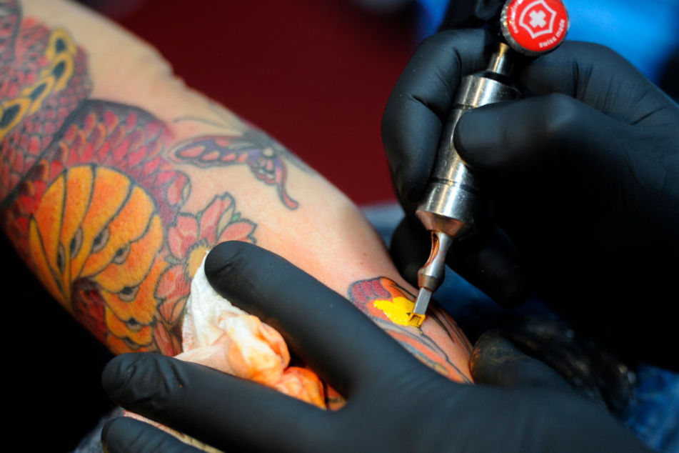 Bald für Baden-Württembergs Polizisten erlaubt: Tattoos, die nicht von der Kleidung verdeckt werden. (Symbolbild)