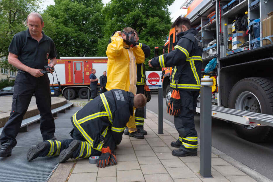Die Feuerwehr bereitet sich auf den Einsatz im Bezirksamt Eimsbüttel vor.