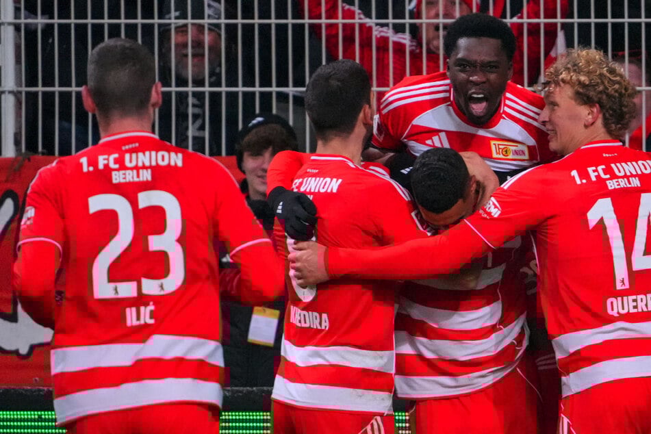 Die Spieler von Union Berlin feiern ausgelassen den späten Punktgewinn.