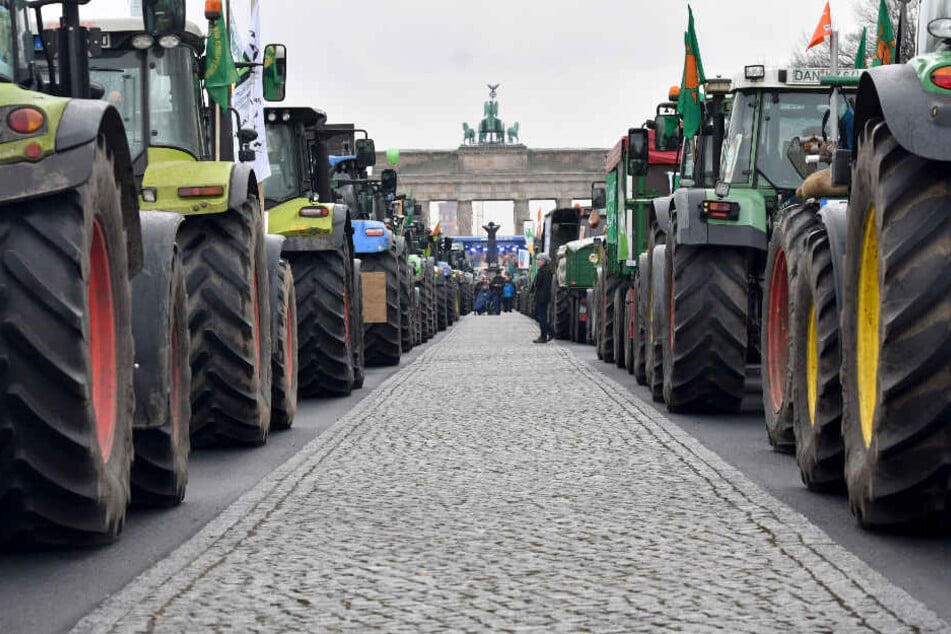Traktoren stehen in Berlin bei der Demonstration für eine Agrarwende vor dem Brandenburger Tor. (Archivbild)