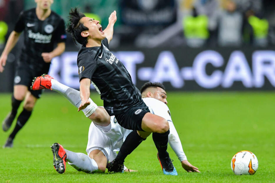 Schmerzhaft: Makoto Hasebe wird von Lautaro Martinez zu Fall gebracht.