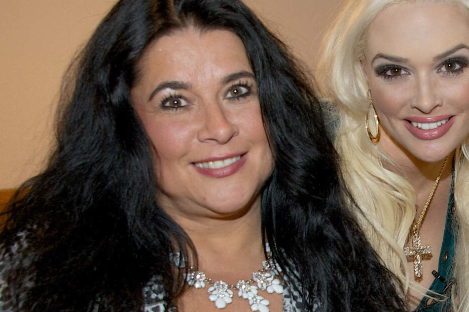Mama und Tochter: Daniela Katzenberger (r.) grinst mit ihrer Mutter Iris Klein in die Kamera.