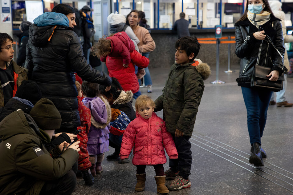 Tausende von ukrainischen Flüchtlingen passieren täglich den Warschauer Hauptbahnhof auf dem Weg zu ihrem nächsten Ziel in Europa.