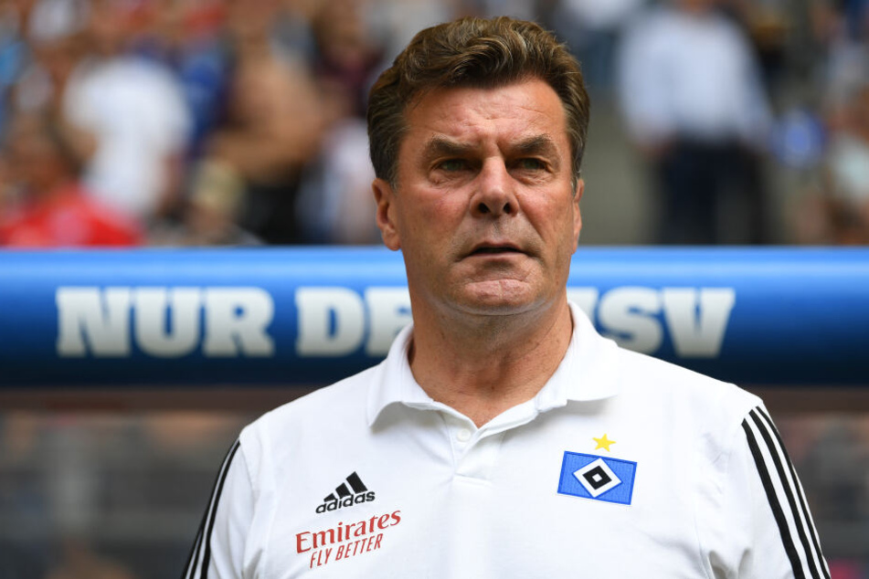 Hamburgs Trainer Dieter Hecking steht vor Spielbeginn an der Seitenlinie.