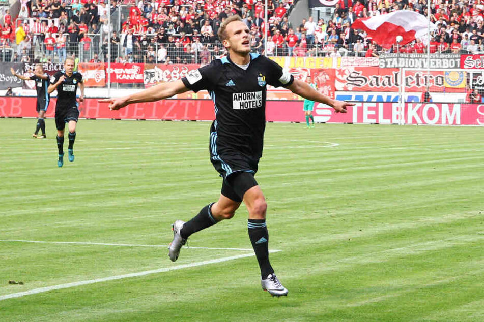 So jubelte Julius Reinhardt nach seinem
Treffer zum 1:0 in Halle. Am Ende konnte
der Routinier sogar einen Doppelpack
beim 3:0-Sieg gegen den HFC feiern.