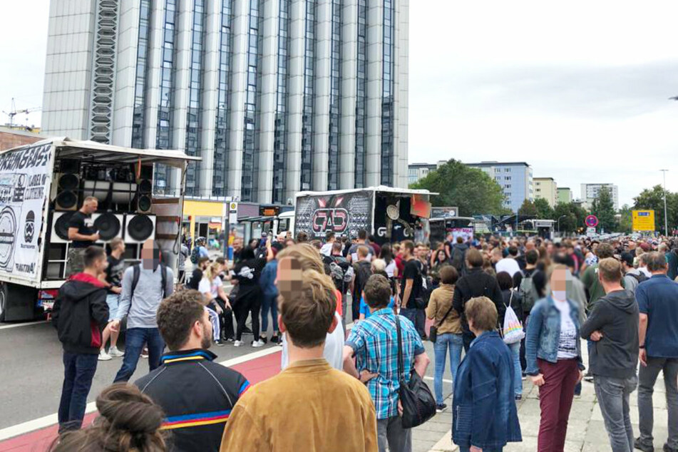 Die East Parade: Bunt geschmückte Laster mit lauter Musik werden heute neben tanzenden Menschen durch die City rollen. (Archivbild)