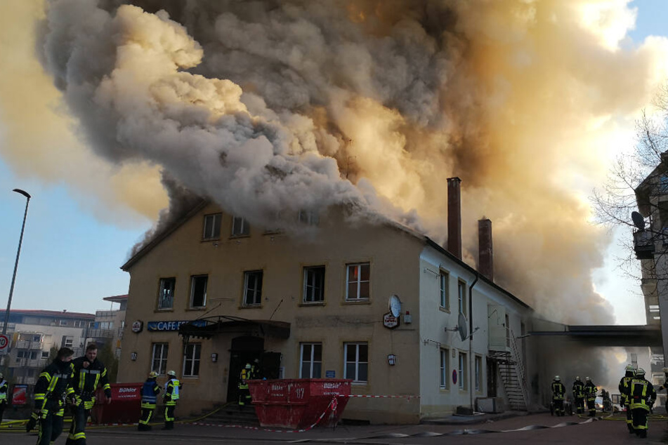 Feuerwehrleute vor dem brennenden Haus in Schorndorf.