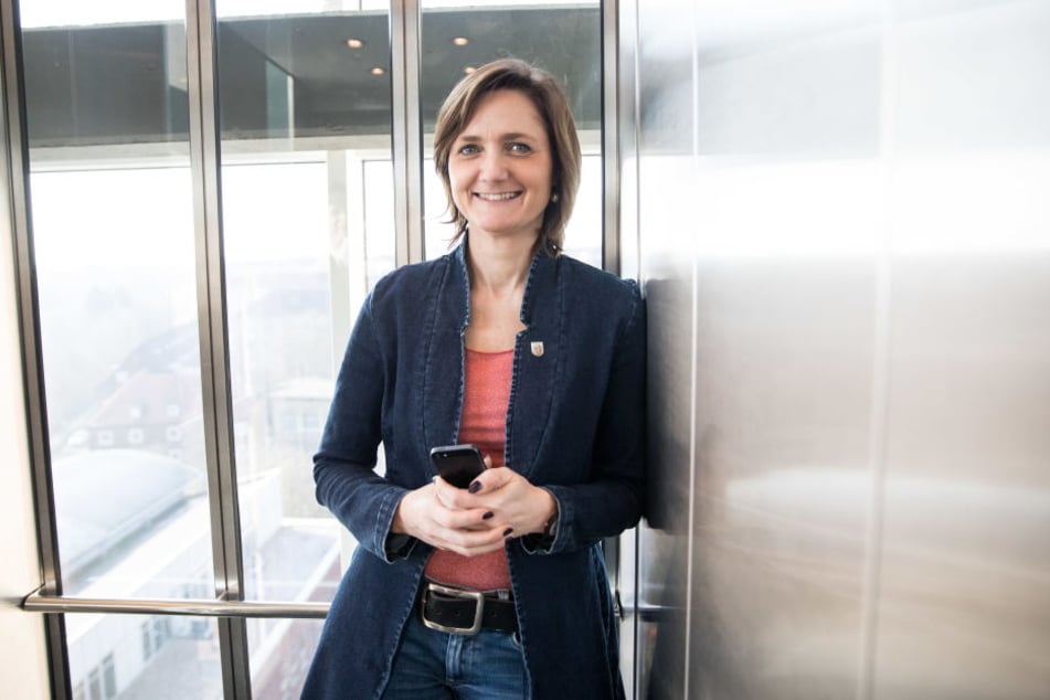 Plötzlich taucht noch eine Gegenkandidatin aus der dritten Reihe auf: die Flensburger Oberbürgermeisterin Simone Lange.