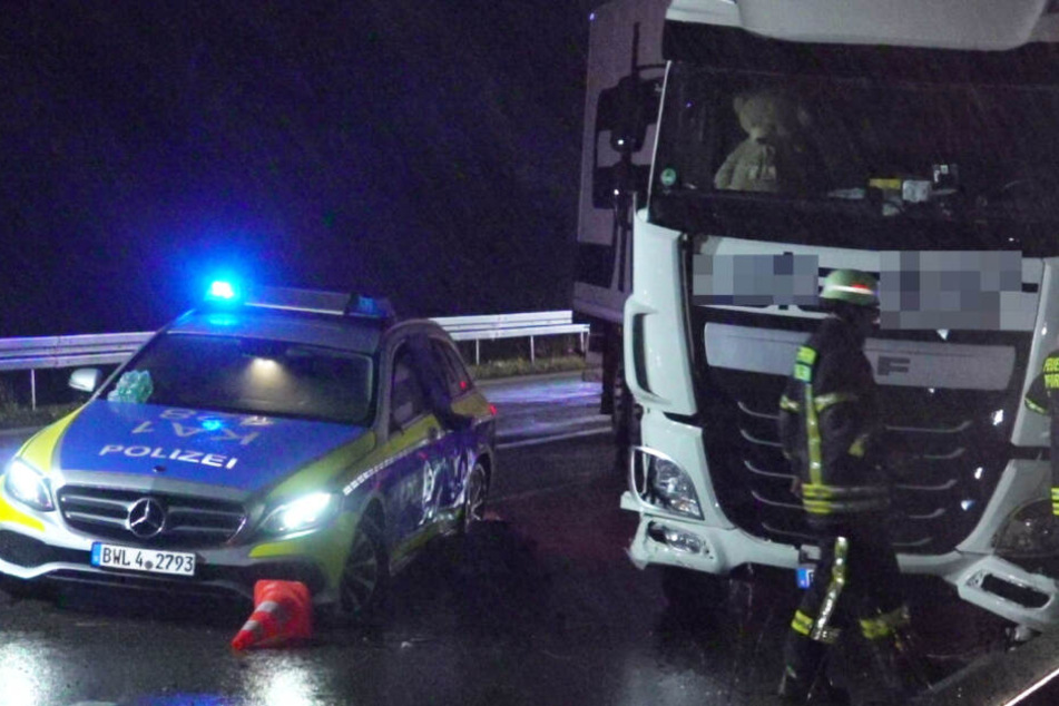 Ein Lkw krachte in ein Polizeiauto, das den Fahrstreifen abgesichert hatte. Dabei wurde eine Polizistin verletzt.