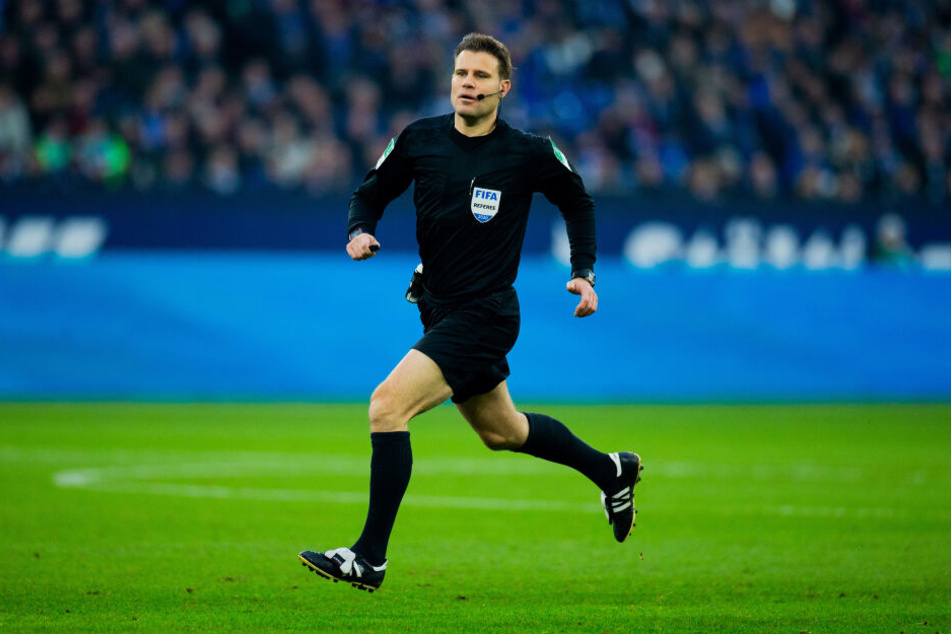 Schiedsrichter Felix Brych (44) läuft über das Spielfeld. (Archivbild)