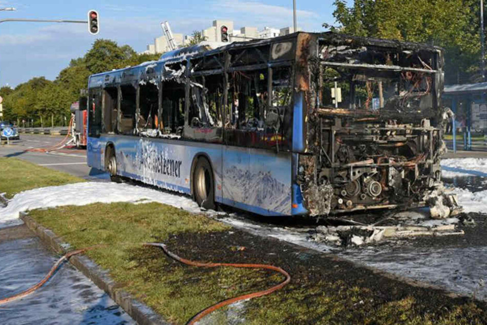 Der Bus brannte auf der Moosacher Straße in München komplett aus.