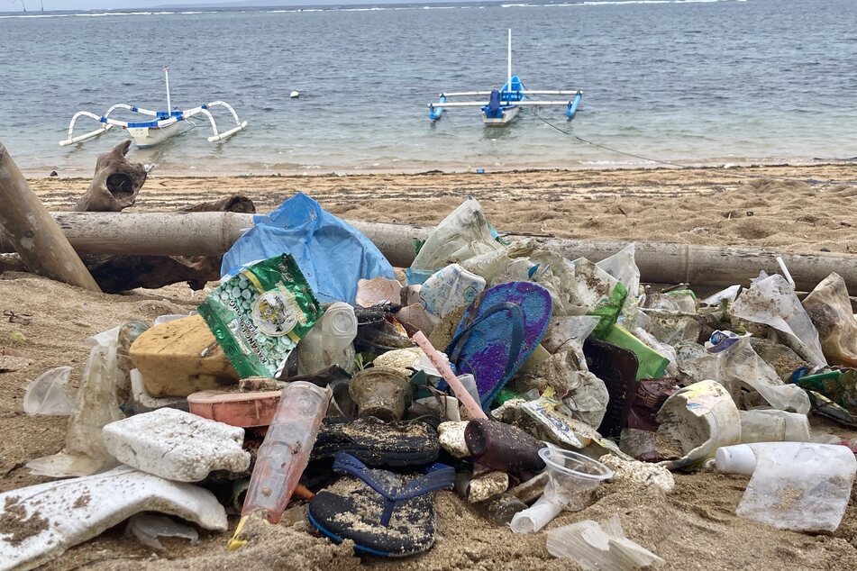 Müll liegt nach dem Monsunregen am Strand von Sanur.
