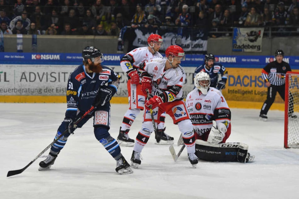 Eislöwen-Kapitän Thomas Pielmeier (l.) nimmt ETC-Goalie Michael Bitzer schön die Sicht und so fliegt der Puck nach dem Schuss von Alexander Dotzler (nicht im Bild) zum 3:1 ins Tor.