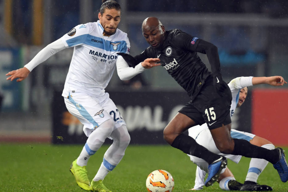 Jetro Willems (rechts) behauptet das Leder gegen Martin Caceres.