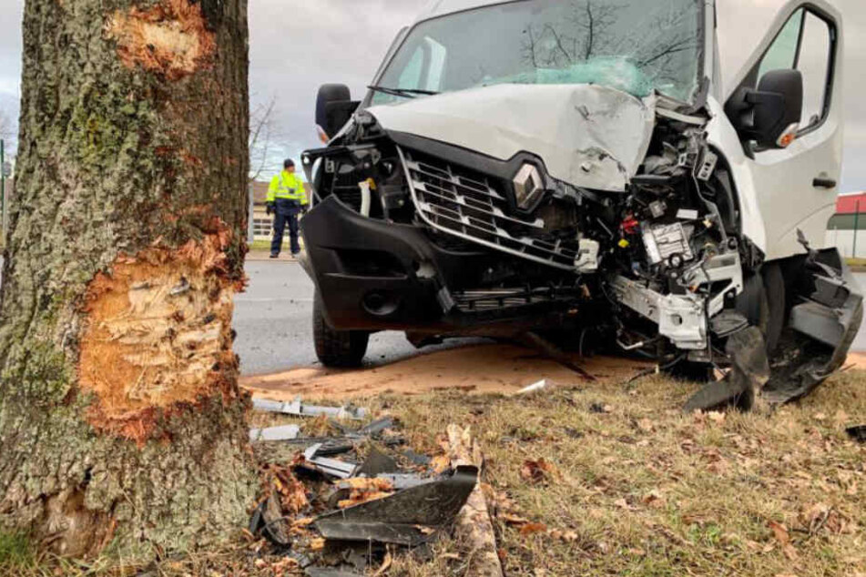 Der vom Unfall gezeichnete weiße Renault Kleintransporter an der Unglücksstelle.