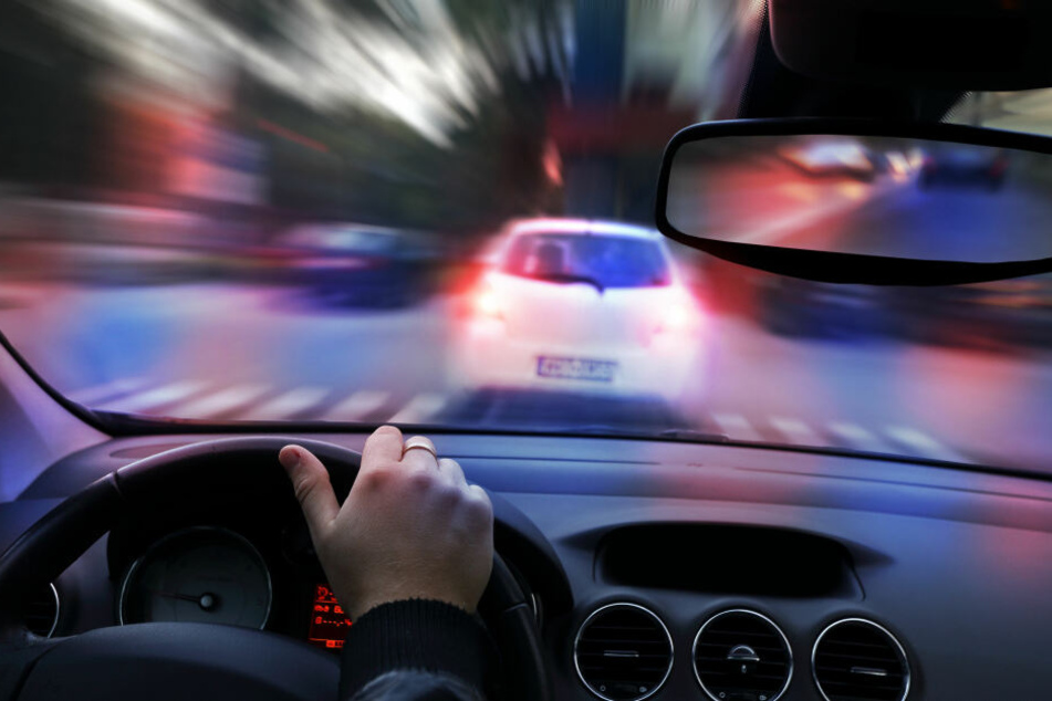 Der Junge hatte das Auto gestohlen, um zu seiner Freundin zu fahren.