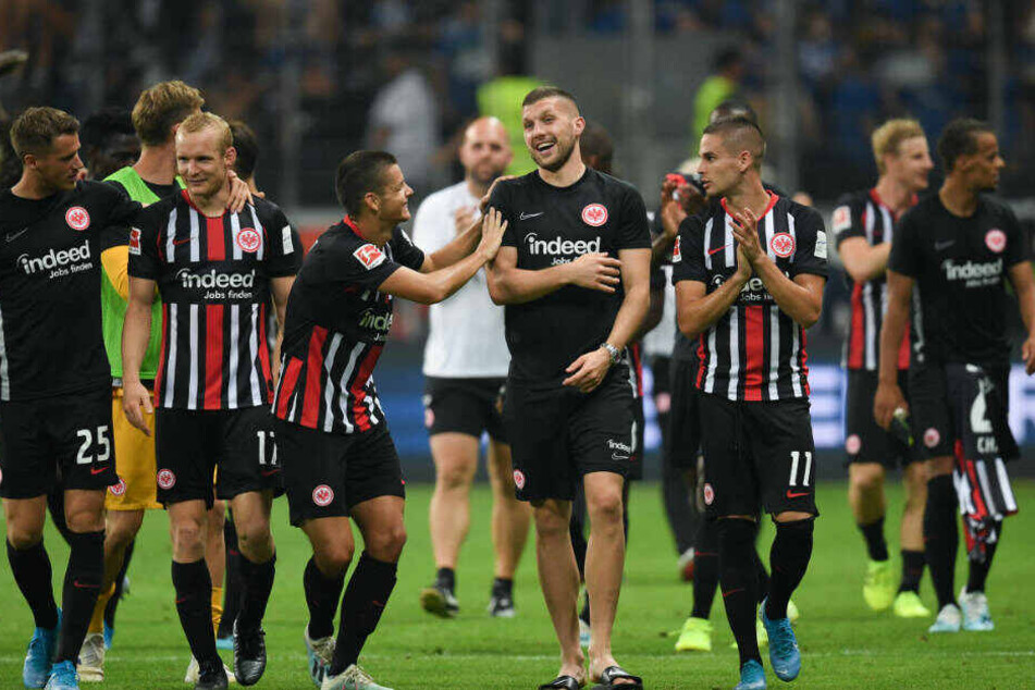 Die Eintracht-Spieler freuen sich nach dem Erreichen der Gruppen-Phase der Europa League. Wegen des Fan-Verhaltens im Spiel gegen Straßburg verhängte due UEFA aber saftige Strafen gegen den Verein.