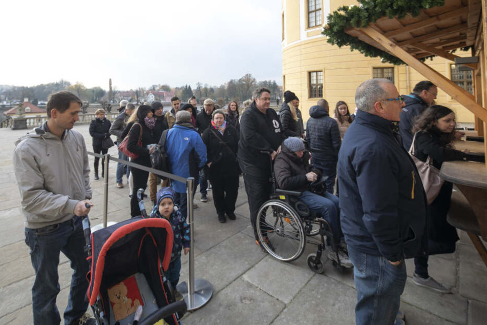 Andrang herrschte gestern Vormittag am Besucherservice. Viele sicherten sich Zeitkarten für die Wochenenden im Advent und die Feiertage.