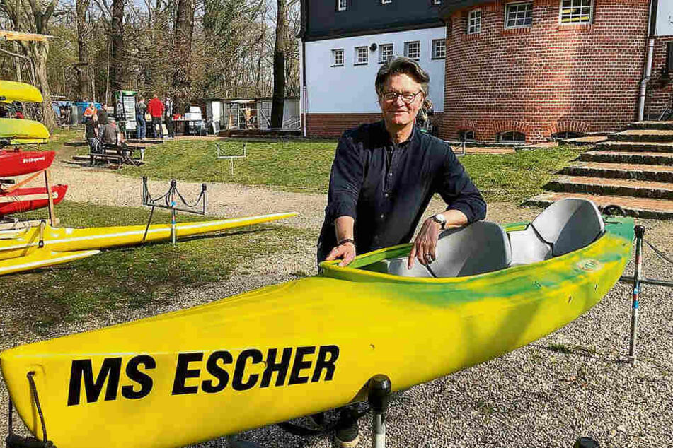 Peter Escher (64) freut sich über die Namenstaufe seines Kajaks auf "MS Escher".