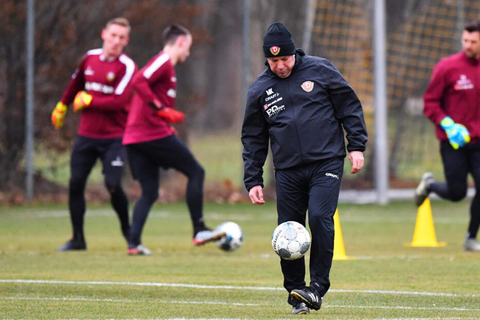 Markus Kauczinski demonstriert seine Fähigkeiten am Ball.