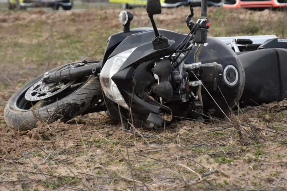 Der Motorradfahrer wurde von seinem Fahrzeug geschleudert. (Symbolbild)